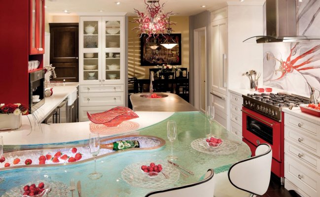 Большая п-образная кухня совмещенная с обеденной зоной