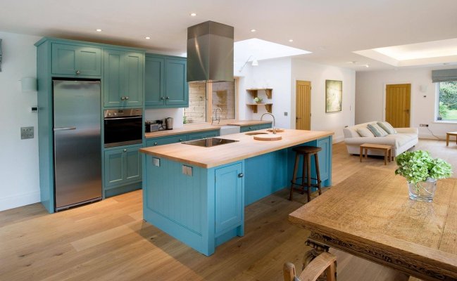 Кухня в бирюзовом цвете с большим островом