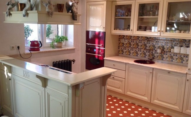 Классическая кухня с островом и барной стойкой