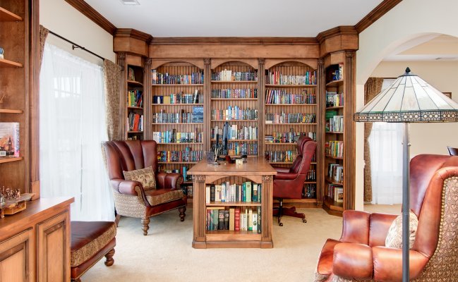 Высокий шкаф-стеллаж для книг