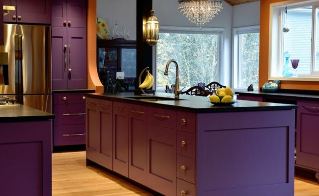 Угловая кухня фасады в фиолетовом цветет с островом