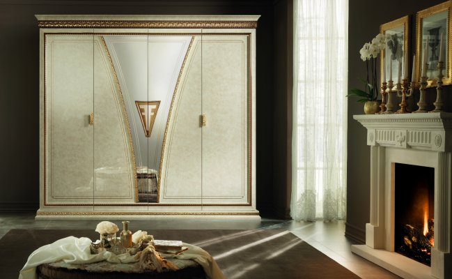 Шкаф с зеркалом и золотыми элементами