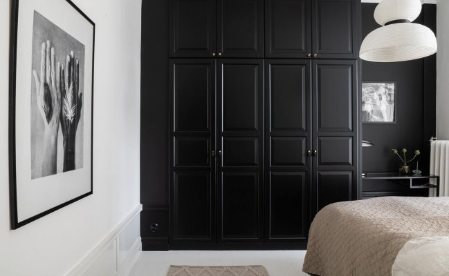 Распашной встроенный шкаф