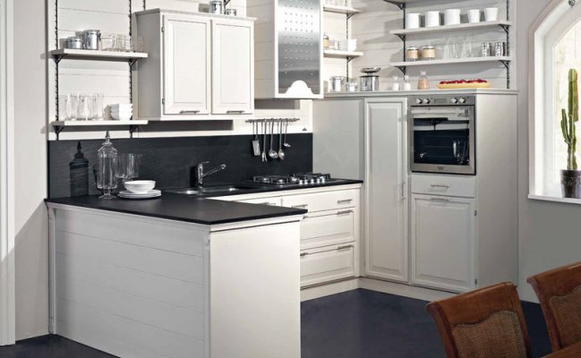 Угловая кухня с открытыми стелажами