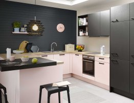 Розовый цвет в интерьере кухни: плюсы и минусы