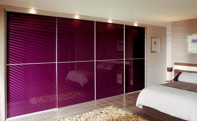 Шкаф -гардеробная с цветным стеклом