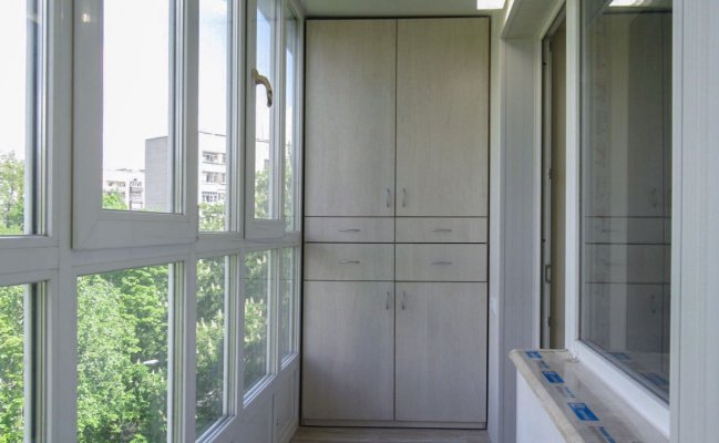 Распашной шкаф с выдвижными ящиками