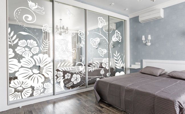 Большой встроенный шкаф с цветочным орнаментом