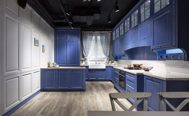 Узкая кухня с фасадами синего цвета