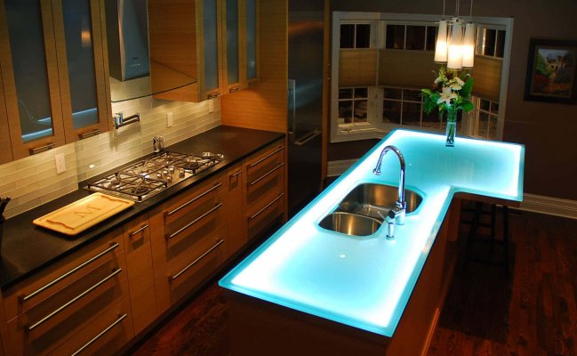 Кухня с островом со стеклянной столешницей