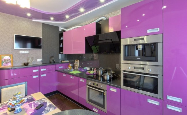 Угловая сиреневая кухня с столешницей цвета графит