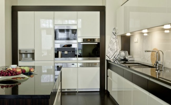 Белая угловая кухня хай-тек с большим островом