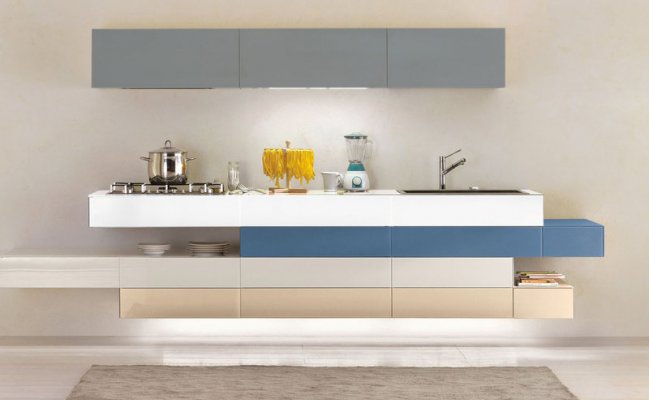 Небольшая навесная кухня с глянцевыми фасадами