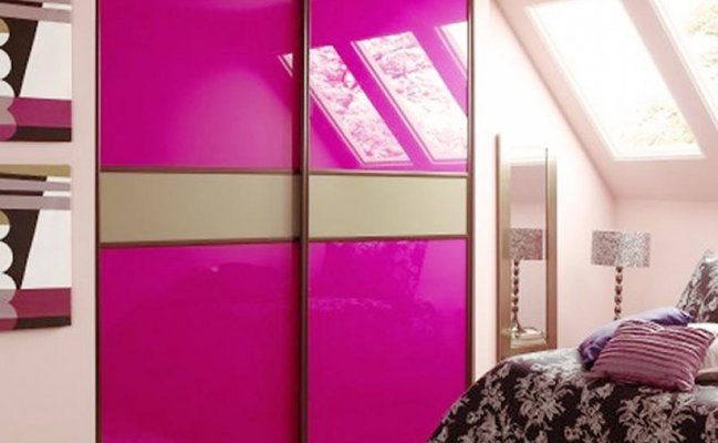 Встроенный шкаф-купе с розовыми фасадами