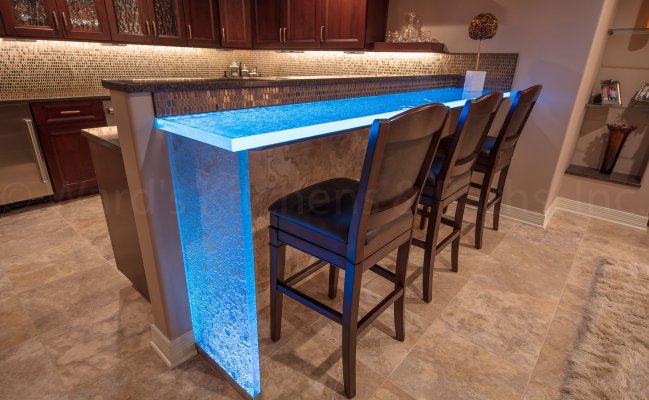 Угловая кухня фасады дерево, барная столешница стекло