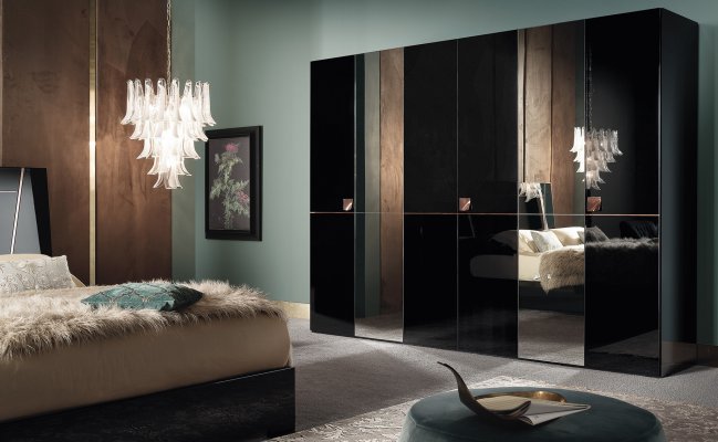 Черный распашной шкаф с зеркалом