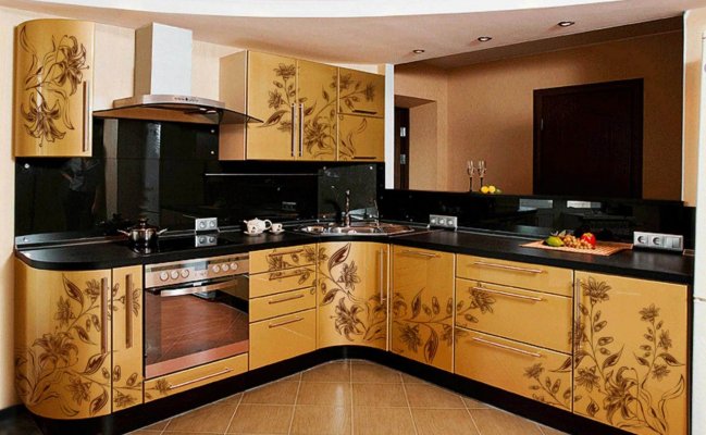 Кухня с закругленными фасадами и фотопечатью на них