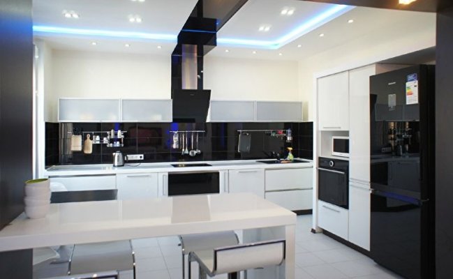 Угловая белая кухня в стиле хай-тек с барной стойкой