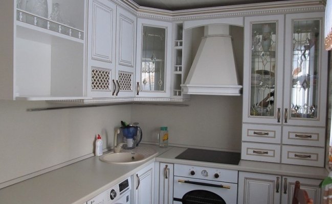 Классическая кухня белого цвета с патиной