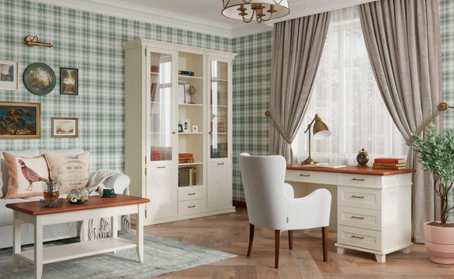 Трехстворчатый распашной шкаф с стеклянными дверцами