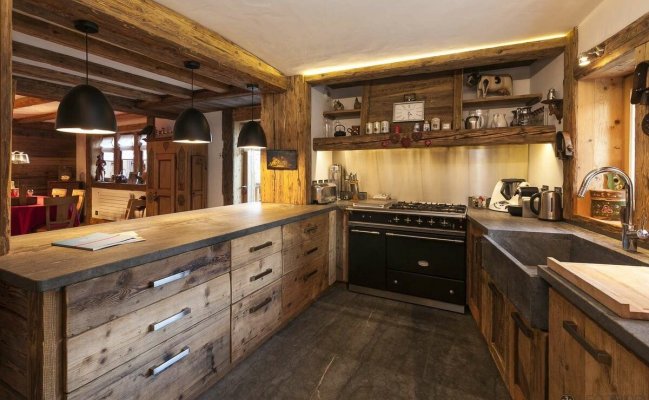 Кухня в стиле шале для небольшого пространства