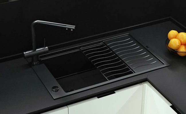 Белая угловая кухня в стиле минимализм