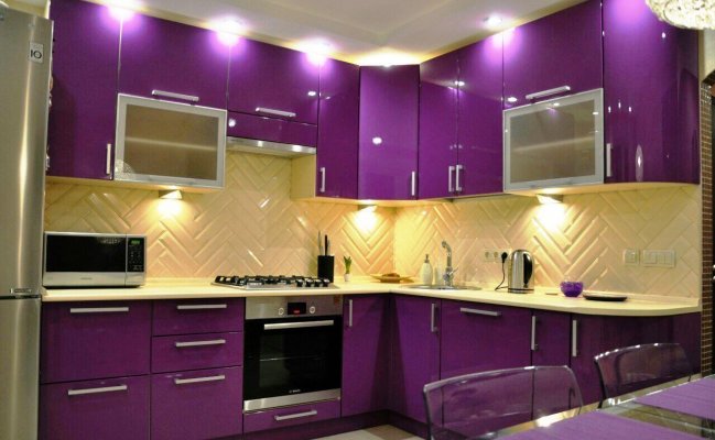 Угловая кухня с фартуком плиткой и глянцевыми фасадами