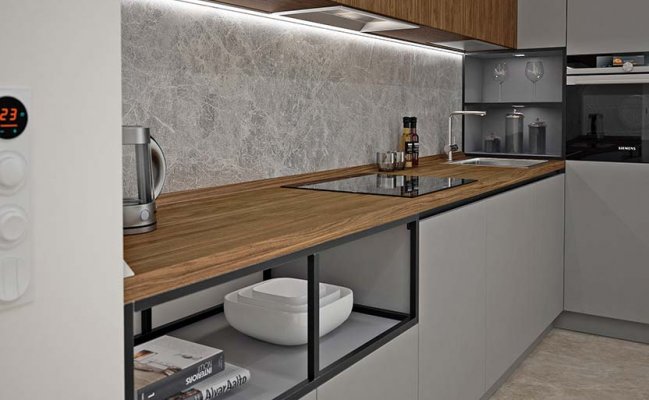 Серая угловая кухня с деревянными вставками