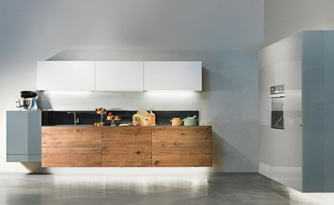 Небольшая прямая навесная кухня