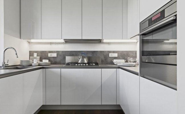 Белая п-образная кухня в стиле минимализм
