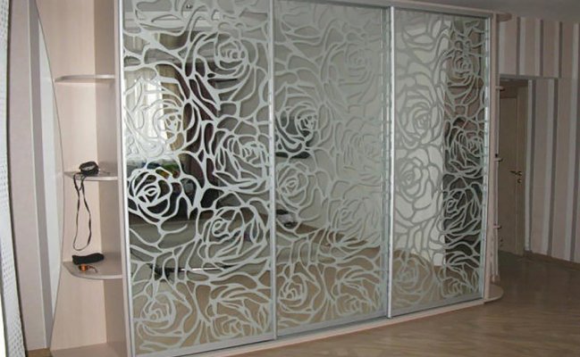 Шкаф-купе с цветочным декором