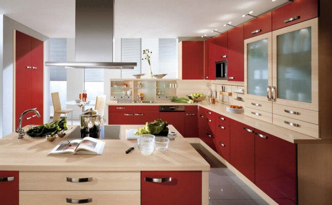 Большая угловая кухня с красными и бежевыми матовыми фасадами