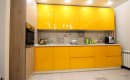 Небольшая желтая кухня с фартуком плиткой