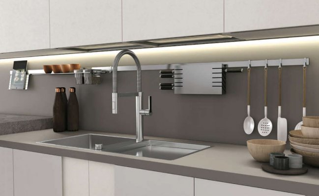 Угловая кухня в современном стиле с барной стойкой 