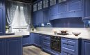 Узкая кухня с фасадами синего цвета