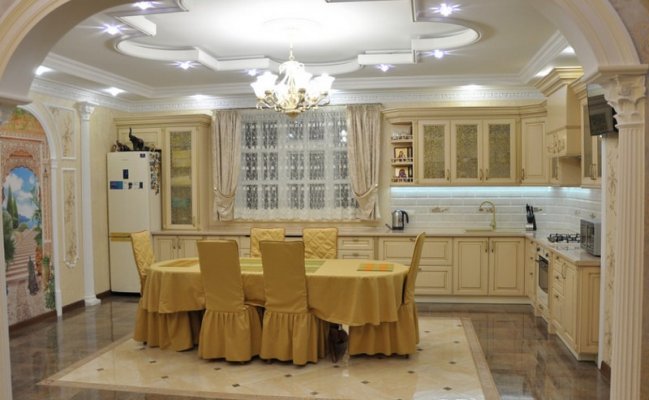 Классическая кухня песочного цвета