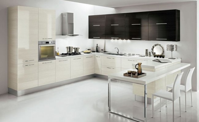 Белая п-образная кухня в стиле хай-тек с акцентными навесными шкафами