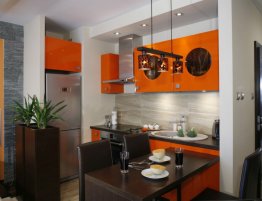 Купить Кухня для небольшого помещения с оранжевыми фасадами в каталоге Из пвх