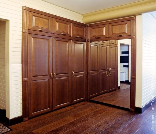 Встроенный распашной шкаф с зеркалом
