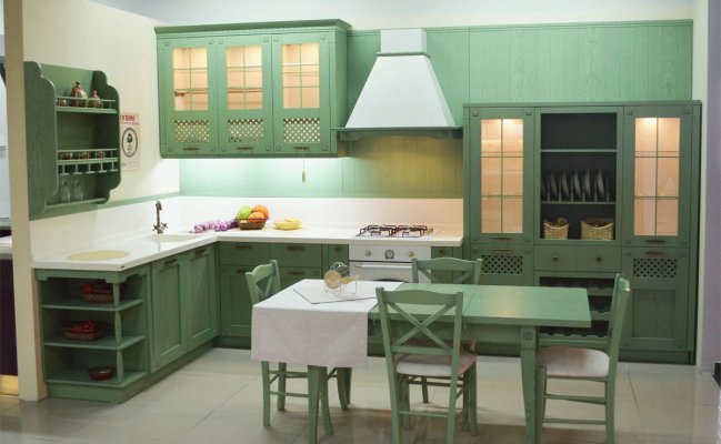 Большая кухня в стиле кантри зеленого цвета