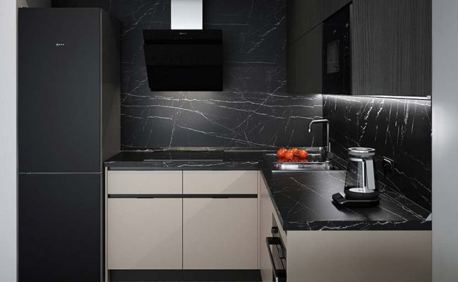 Небольшая угловая кухня с барной стойкой в стиле минимализм