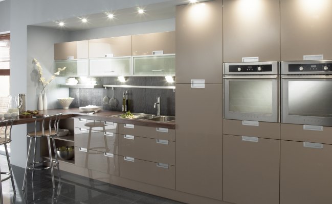 Угловая кухня цвета капучино