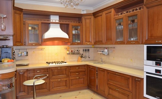 Классическая кухня со стеклянными вставками на дверцах