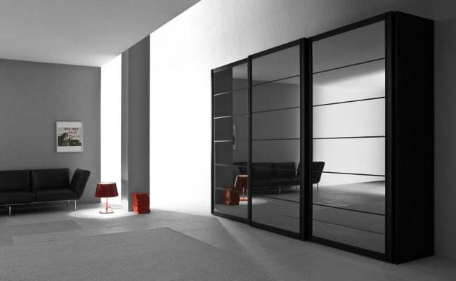 Шкаф купе черный с остеклением