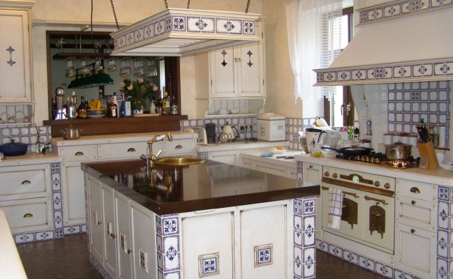 Кухня с фасадами выложенными плиткой