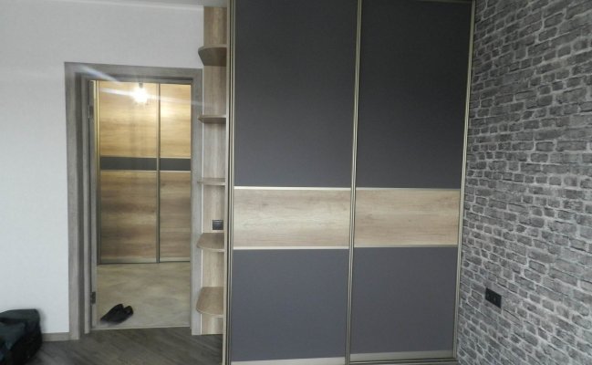 Графитовый встроенный шкаф с боковыми полками