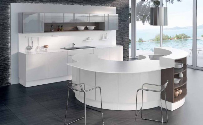 Кухня с большим круглым островом