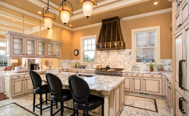 Большая кухня с островом