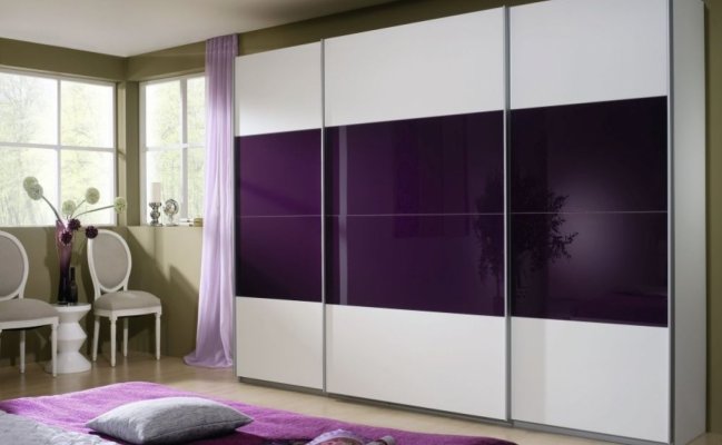 Шкаф-купе с фиолетовым стеклом