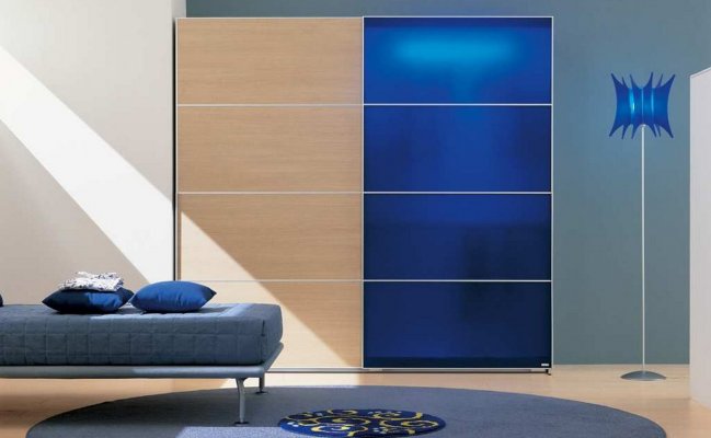 Шкаф-купе с разными по цвету дверцами